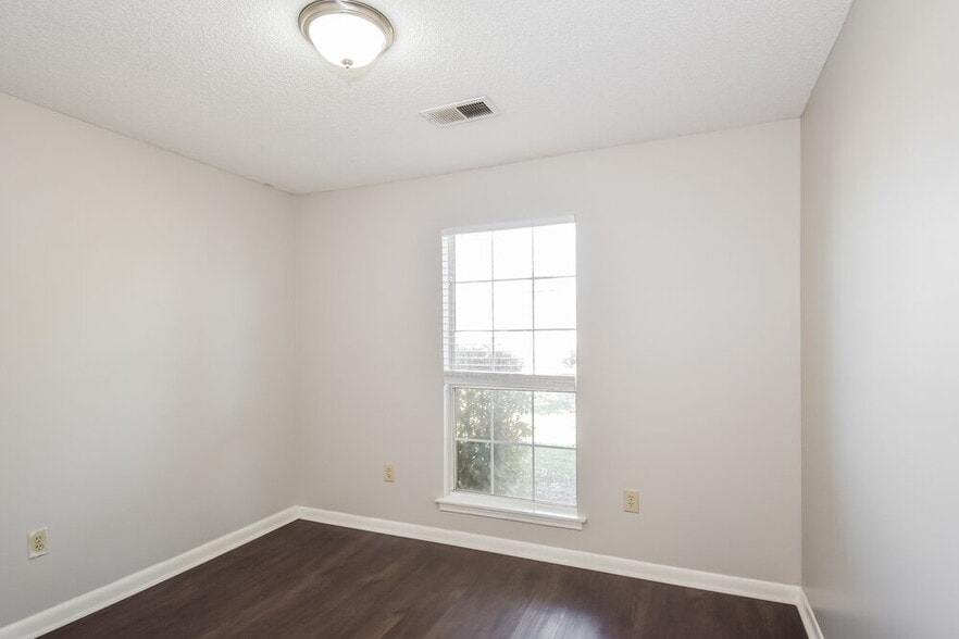 Building Photo - 7110 Redfern Dr