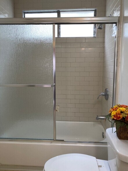 Building Photo - 911 N Harper Ave