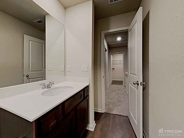 Building Photo - 806 Golden Bell Wy