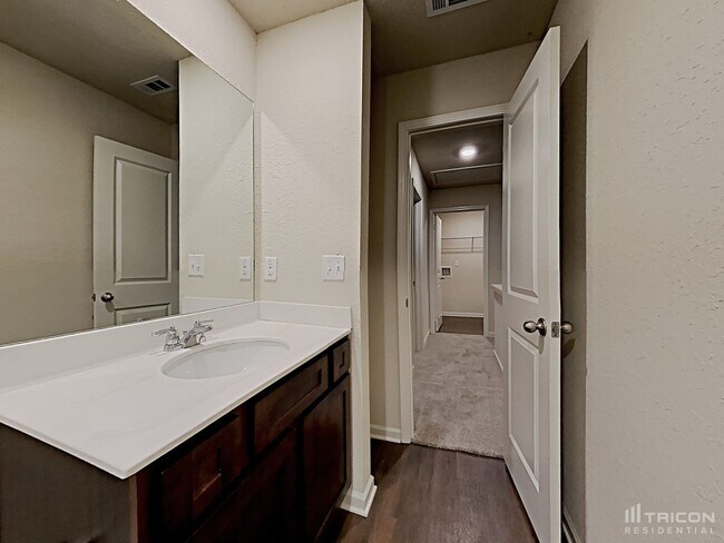 Building Photo - 806 Golden Bell Wy