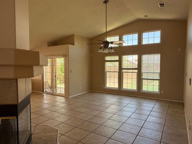 Building Photo - NW Home