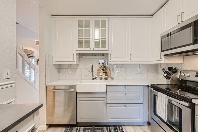 Building Photo - Corner Unit 2 BDR / 2.5 BA Townhome