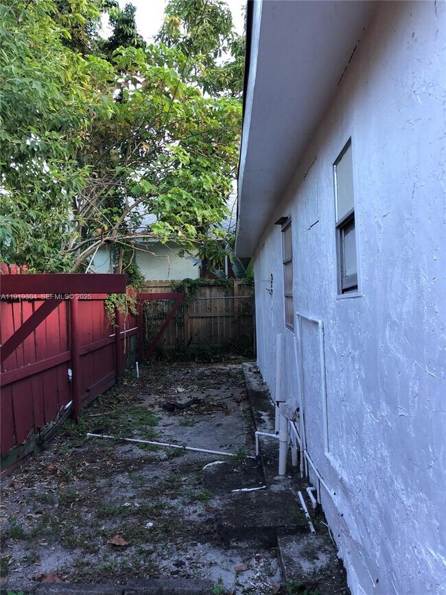 Building Photo - 76 NE 48th St