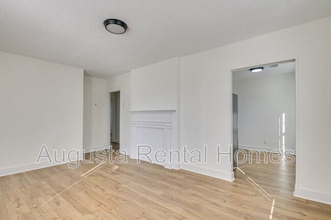 Building Photo - 2019 Roosevelt Dr