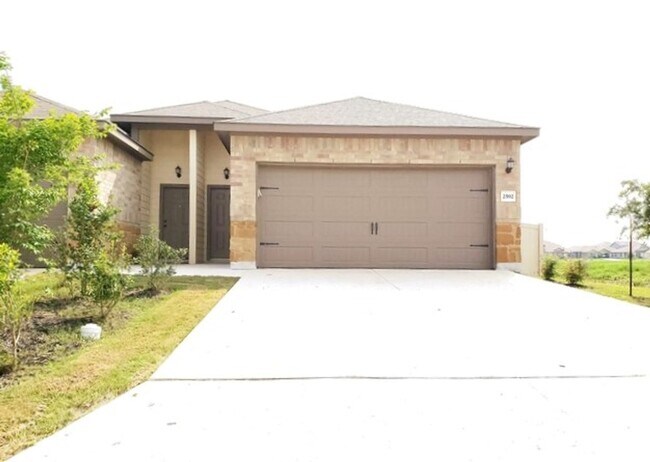 Building Photo - Spacious & Stylish Duplex in New Braunfels!