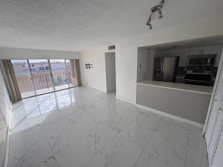 Building Photo - 8889 Fontainebleau Blvd