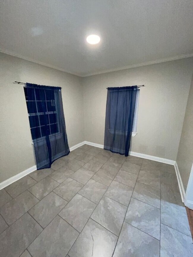 Building Photo - 3 bedrooms 1 bath