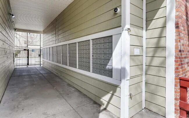 Building Photo - 932 S Dearborn Way