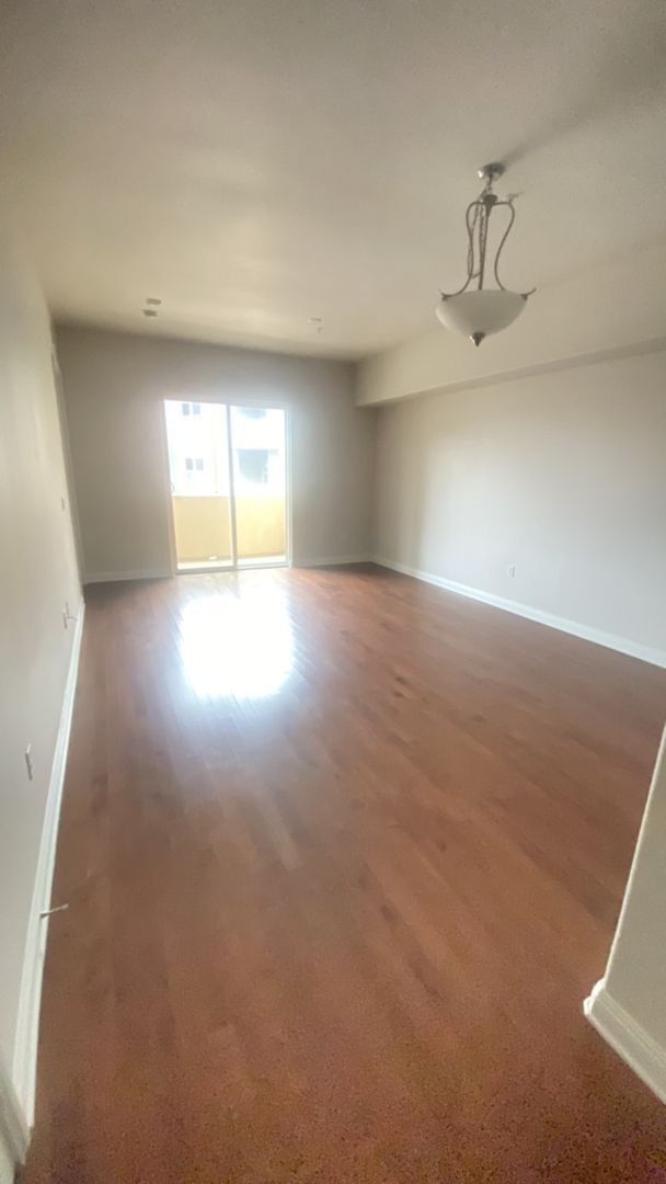Building Photo - Gorgeous Mid Rise Unit For Lease !!