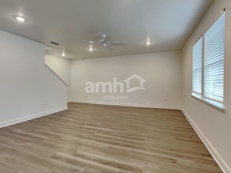 Building Photo - 1419 Aquamarine Dr