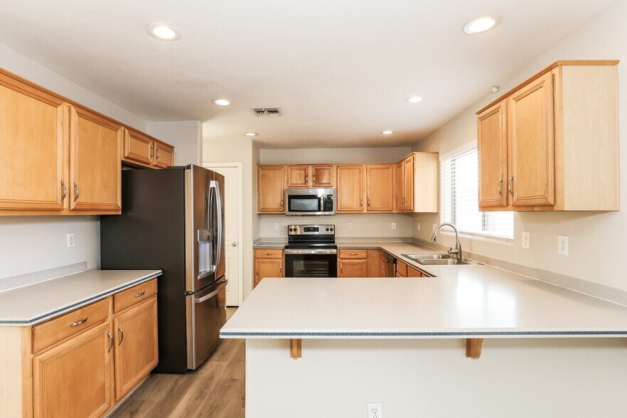 Building Photo - 5182 W Vista Ave