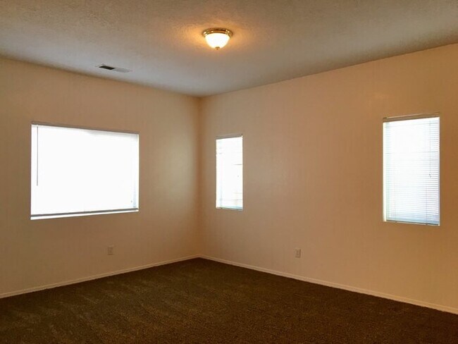 Building Photo - 3BR/2Living in Enchanted Hills!