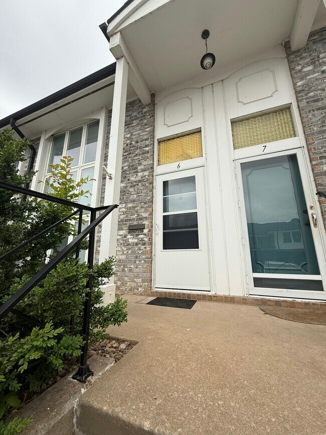 Building Photo - 725 N Stackman Dr