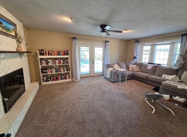 Building Photo - Stunning 3bd/2ba home with gorgeous yard and bonus living space! Coming Soon!