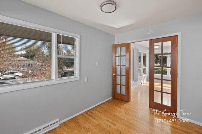 Building Photo - CHARMING WESTSIDE 2BD HOME with A/C - Security Deposit Waiver Available