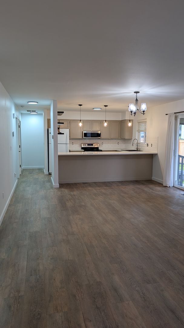 Building Photo - 3 Bedroom Charmer