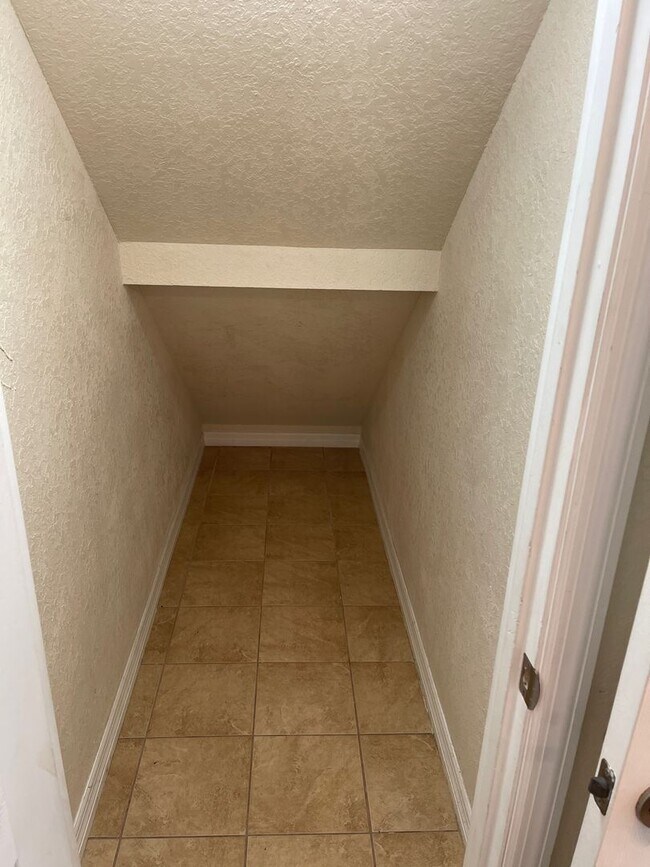 Building Photo - 2 Bedroom/2 1/2 Bathroom End Unit Apartment