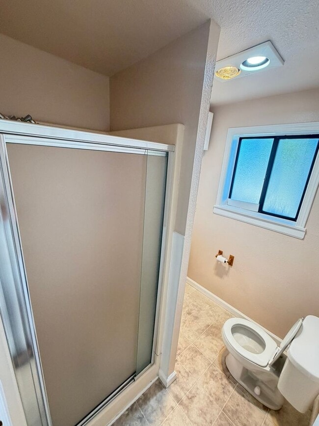 Building Photo - Newly Updated 2 Bedroom!