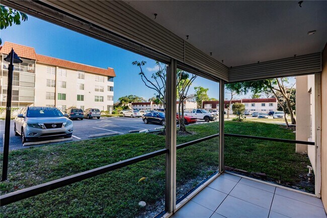 Building Photo - 4152 Inverrary Dr