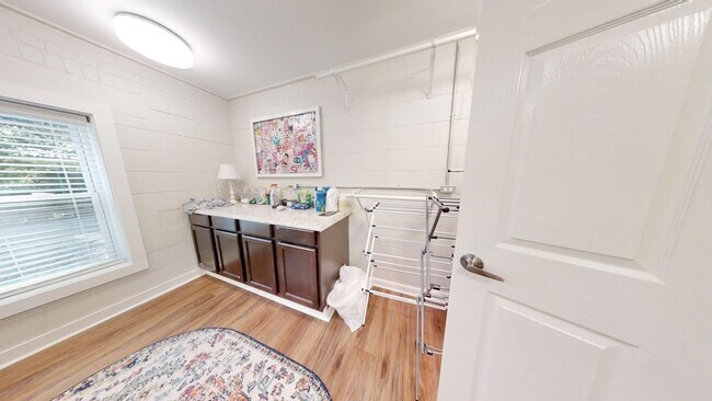 Building Photo - AVAILABLE NOW- SUBLEASE Short distance to Downtown Auburn--One of Kind Home on Sherwood Dr in Auburn
