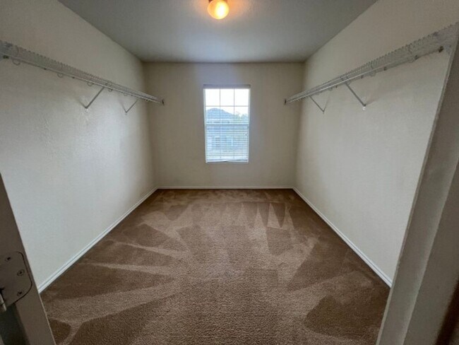 Building Photo - Charming Home Willow Bridge Subdivision