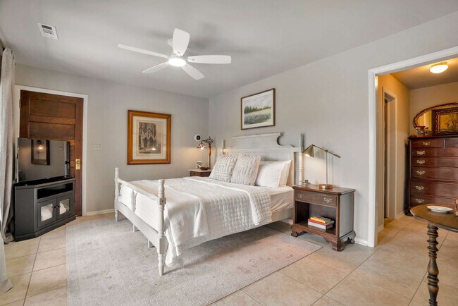 Building Photo - 13014 Schoolhouse Dr