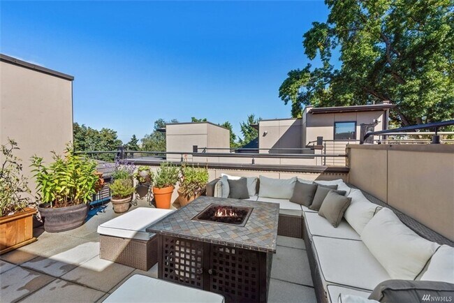 Building Photo - 2Bd/1.75Ba Seattle Townhouse