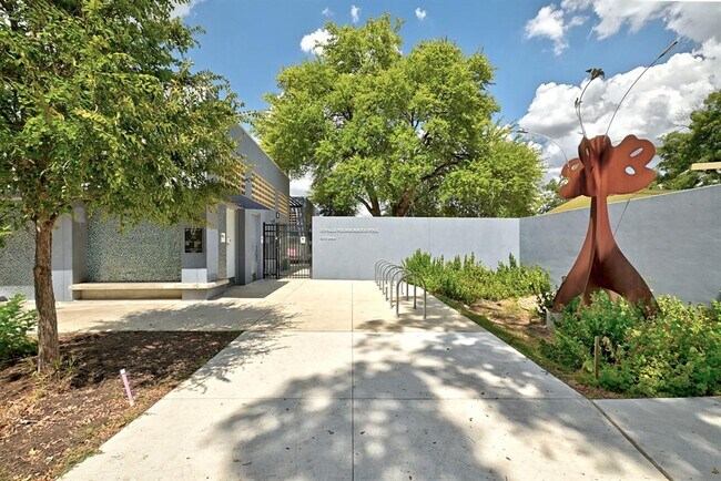 Building Photo - 910 Bret Ln