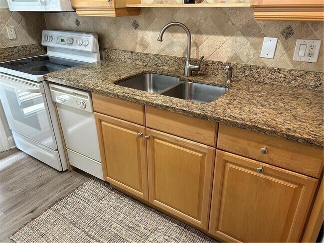 Building Photo - 2737 NE 28th St