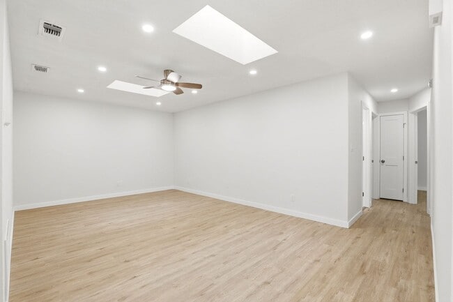 Building Photo - Gorgeous 3BR Duplex with Designer Upgrades Throughout