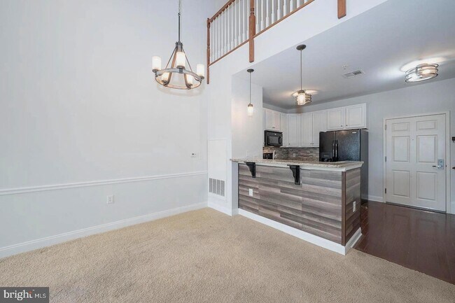 Building Photo - 300 W Elm St