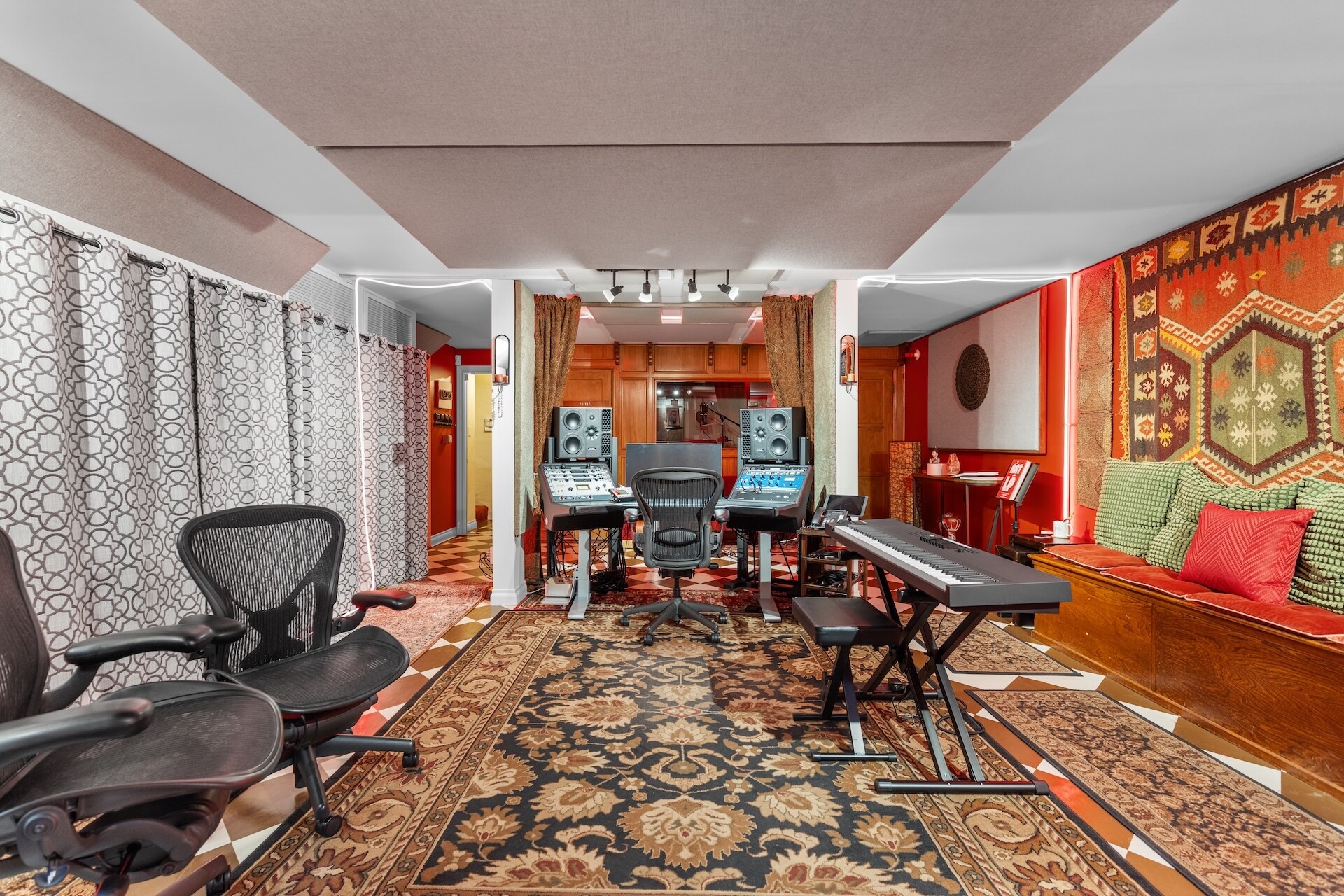 Building Photo - 2856 Glendower Ave
