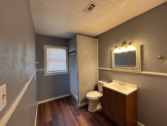 Building Photo - 3 bedroom 2 bathrooms