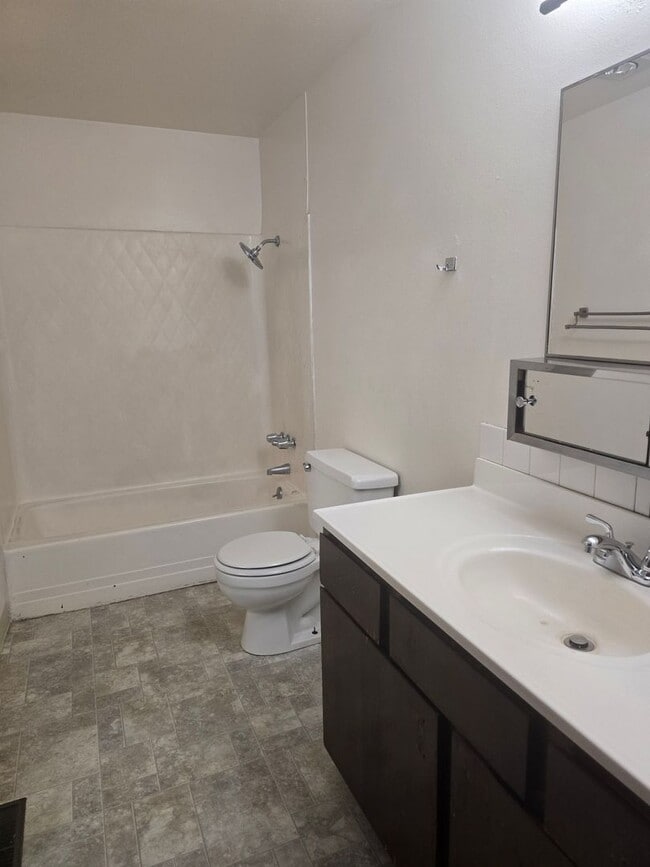 Building Photo - 3 Bedroom 1 Bath