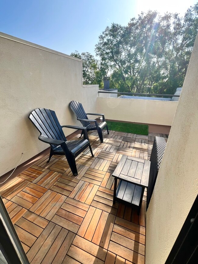 Building Photo - 13115 Le Parc Blvd