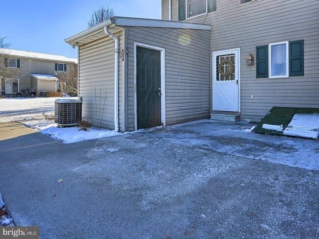 Building Photo - 16 Colonial Dr