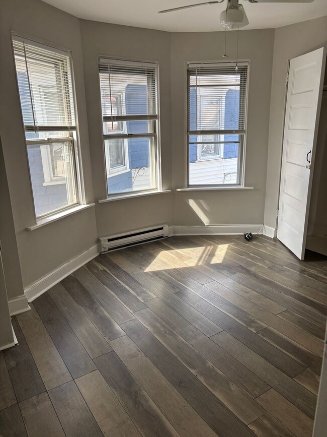 Building Photo - Charming 3-Bedroom Twin Home for Rent in L...