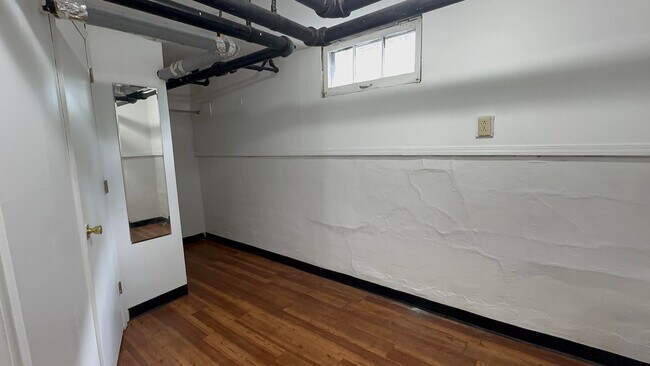 Building Photo - 109 E Stewart Rd