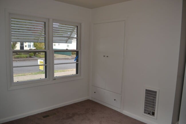 Building Photo - Quaint two-bedroom charmer in Northeast Salem