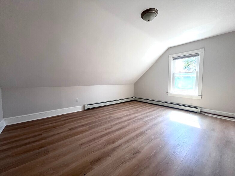 Building Photo - 96 Larch St