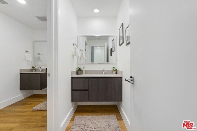 Building Photo - 4637 Laurel Canyon Blvd