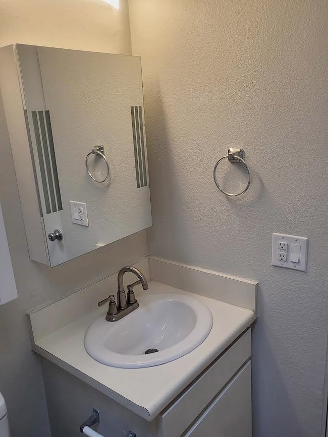 Building Photo - "Chic Palm Springs Retreat: 2BR/2BA"