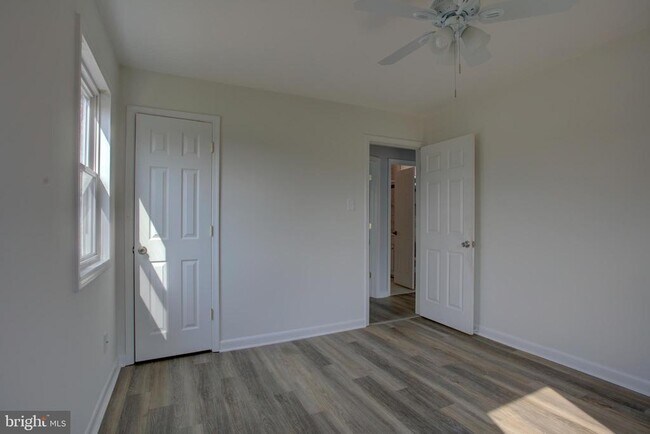 Building Photo - 232 Cabbel Dr