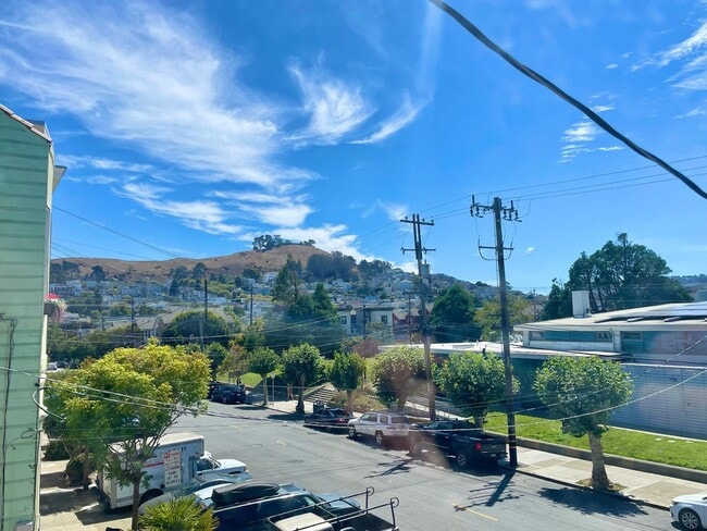 Building Photo - 3BR/2BA Renovated Victorian Full Floor Fla...