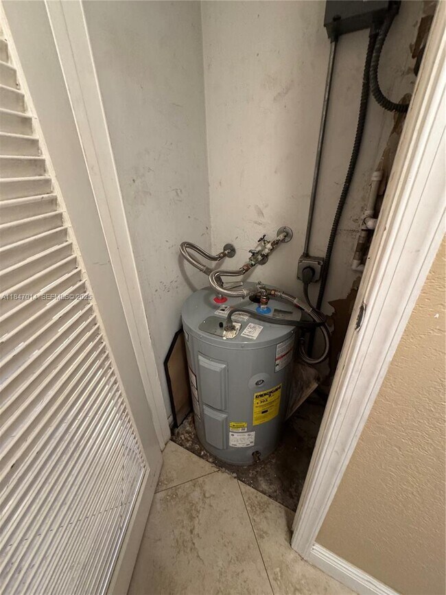 Building Photo - 3100 W Rolling Hills Cir