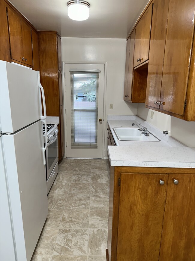 Kitchen - 1009 N Hayworth Ave