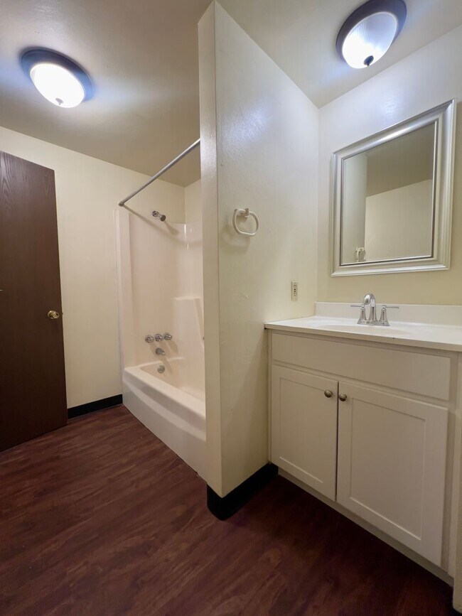 Building Photo - Wonderful 1BR in Lovely Location! Beautifu...