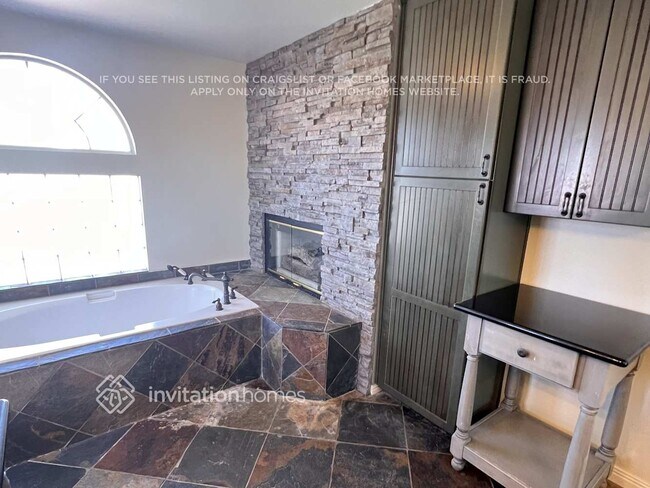 Building Photo - 280 Plaza Carmelina Ct
