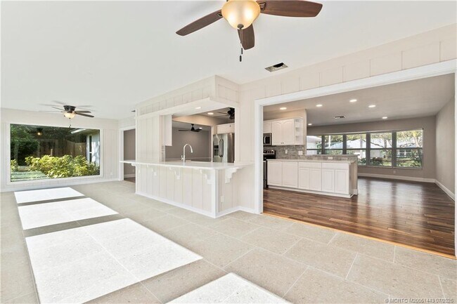Building Photo - 7 Riverview Dr