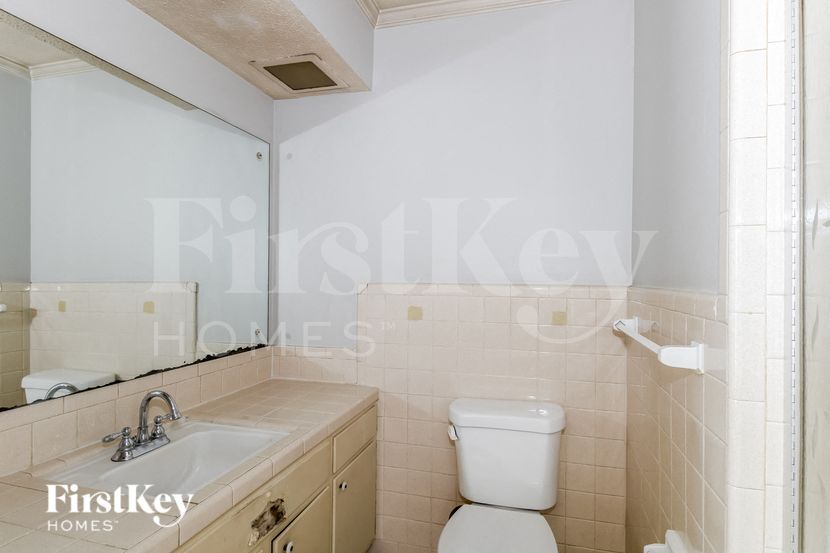 Building Photo - 4560 Parkwood Rd